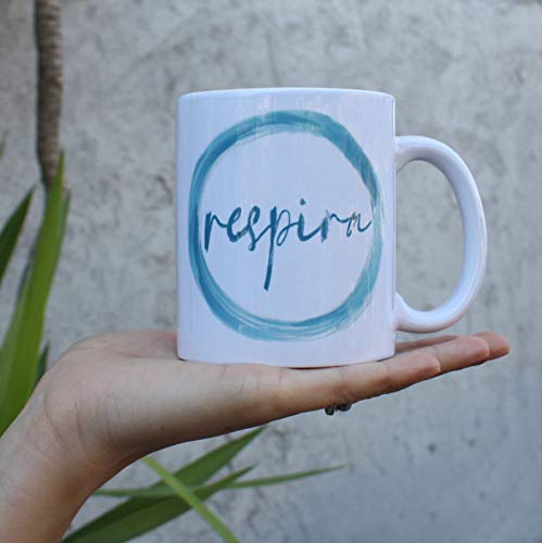 Taza Desayuno con Mensaje Respira_ Regalos Originales para Mujer_ Taza café Infusiones o Decoración Hogar en Cerámica de Alta Calidad.