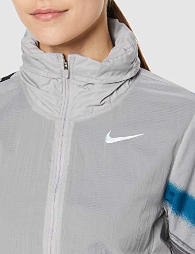 NIKE W NK IMP LT JKT HD EVA Chaqueta, Mujer, Atmosphere Grey/Reflective SIL, XS