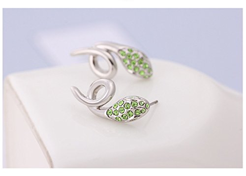Winter's Secret Pendientes de tuerca de cristal verde serpiente estereoscópico con detalles de diamantes de plata