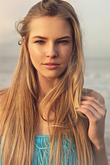 30 Impresionantes peinados rubios de fresa para mujeres