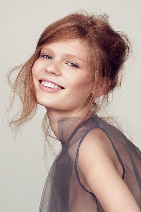 30 Impresionantes peinados rubios de fresa para mujeres