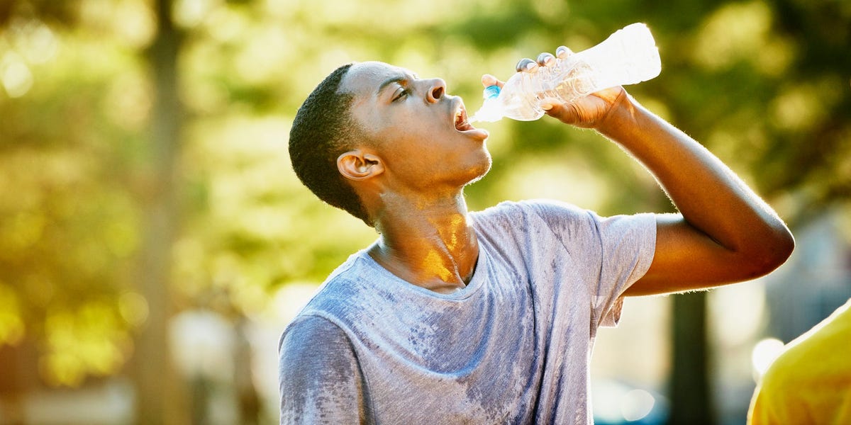 Cómo reconocer y tratar los síntomas de la deshidratación leve, grave o crónica