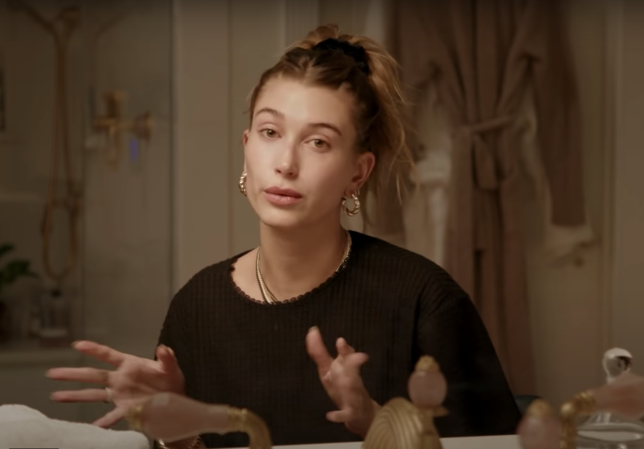 Hailey Bieber comparte toda su rutina de cuidado de la piel durante la noche en un nuevo vídeo de YouTube sin maquillaje