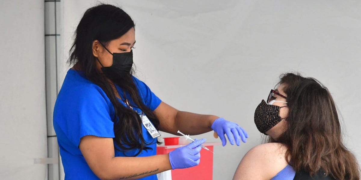 Lo que hay que saber sobre el CVST, el raro coágulo sanguíneo detectado en 6 mujeres tras recibir una vacuna de Johnson & Johnson