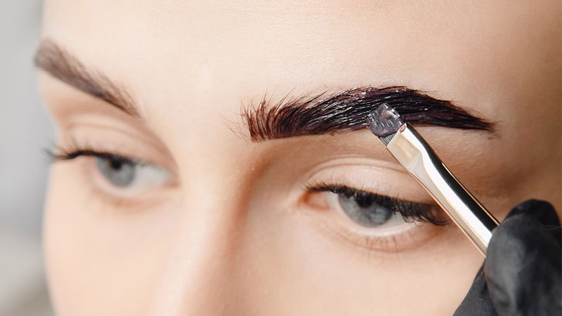 Su guía definitiva para la laminación de cejas