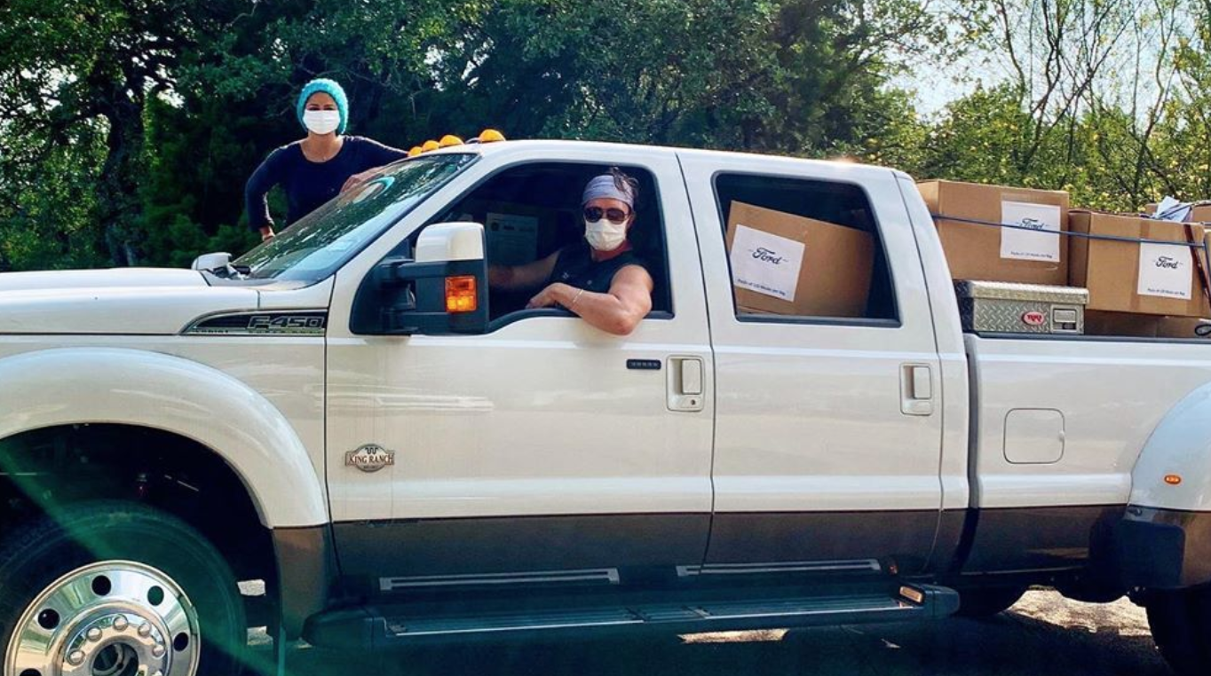 Así es como los famosos están devolviendo el favor durante la pandemia de coronavirus