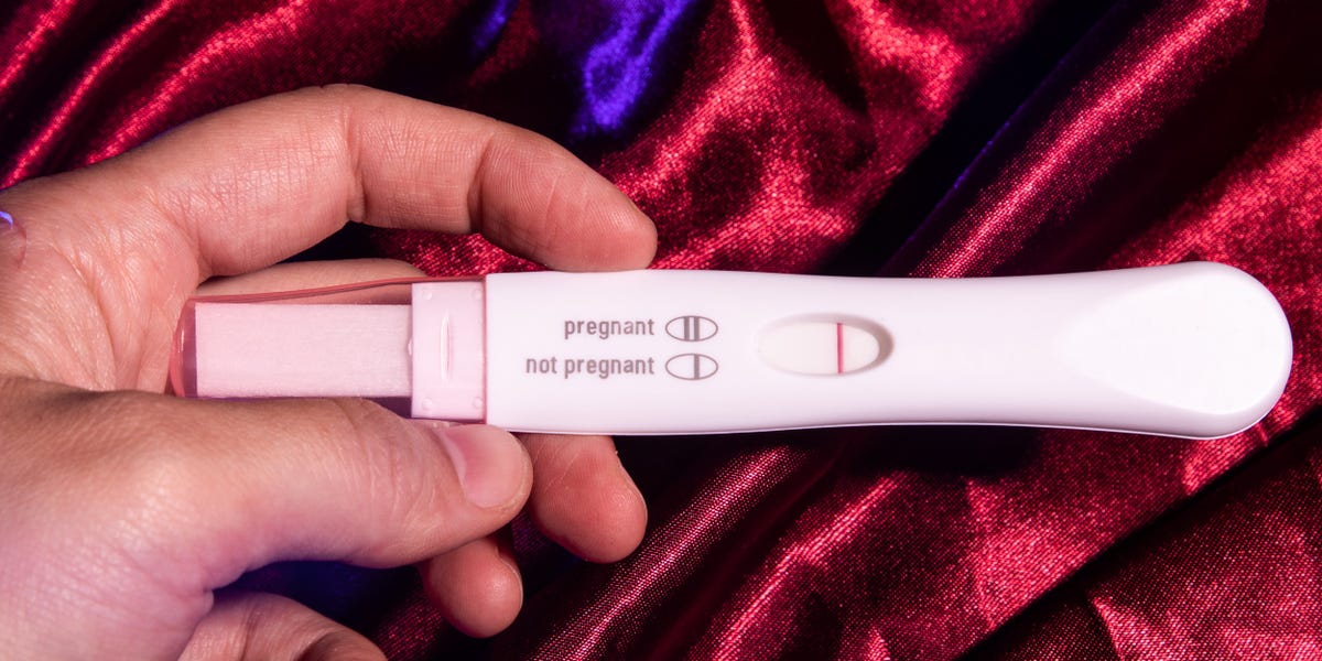 Cómo mantener el sexo sexy cuando se intenta concebir, según una terapeuta sexual