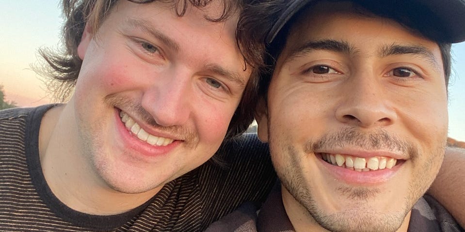 Desde las citas virtuales en todo el mundo hasta la lucha contra los bloqueos por la pandemia, conozca a las personas que encontraron el amor, o casi lo perdieron, durante la pandemia