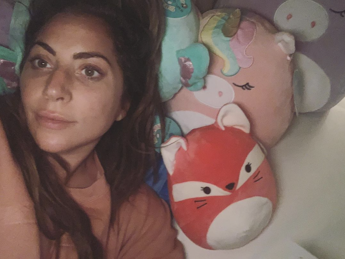 Lady Gaga, de 35 años, comparte un selfie sin maquillaje en Instagram para celebrar los 10 años de 'Born This Way'