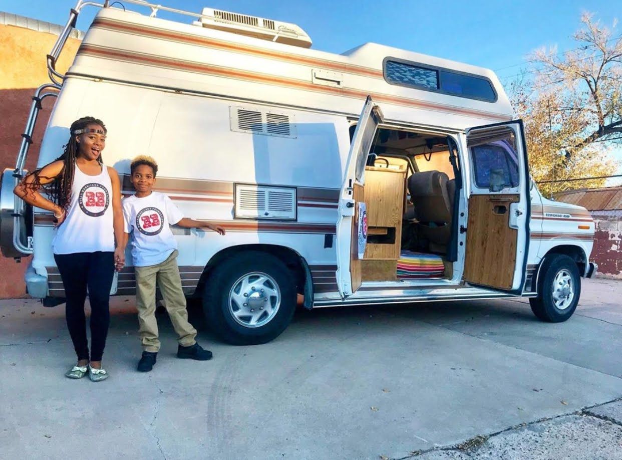 Por qué esta madre soltera lo vendió todo para dar a su hijo una educación épica en el camino