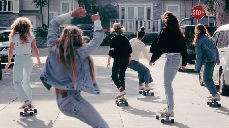 Estos conjuntos de patinadora para niña son geniales y despreocupados