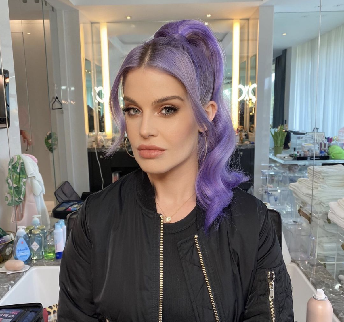 Kelly Osbourne responde apasionadamente a los rumores de cirugía plástica en Instagram
