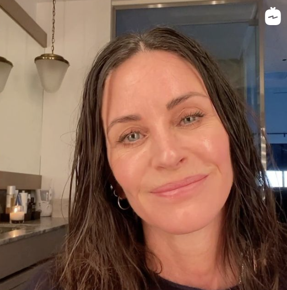 La rutina de cuidado de la piel de Courteney Cox la mantiene tan radiante como en 'Friends'