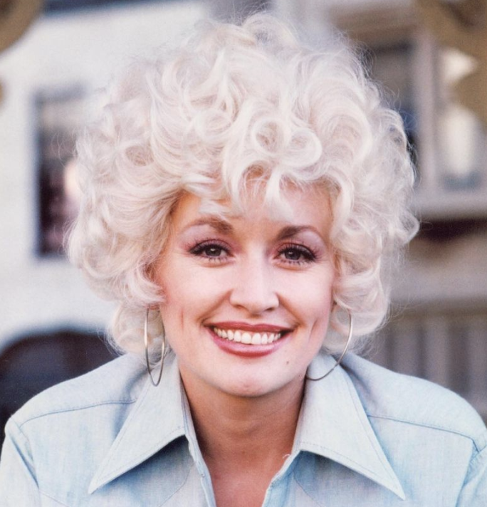 Los 5 consejos de Dolly Parton para lucir una piel más joven