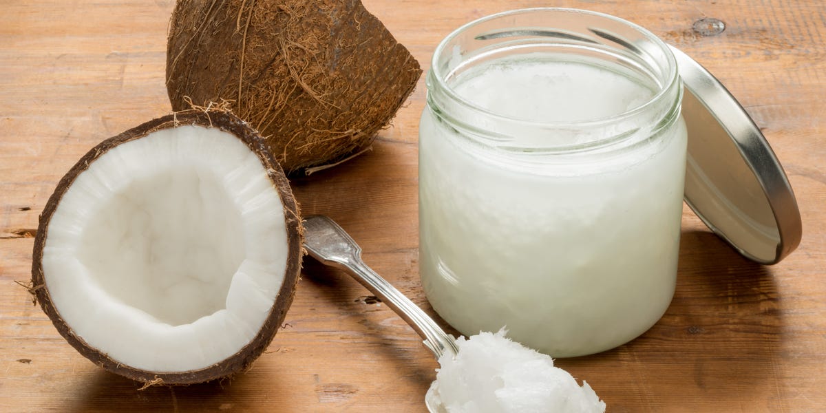 Los dermatólogos explican por qué nunca debes poner aceite de coco en una quemadura solar