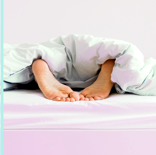 Por qué la ropa de cama separada podría garantizar que las parejas duerman mejor, según los expertos