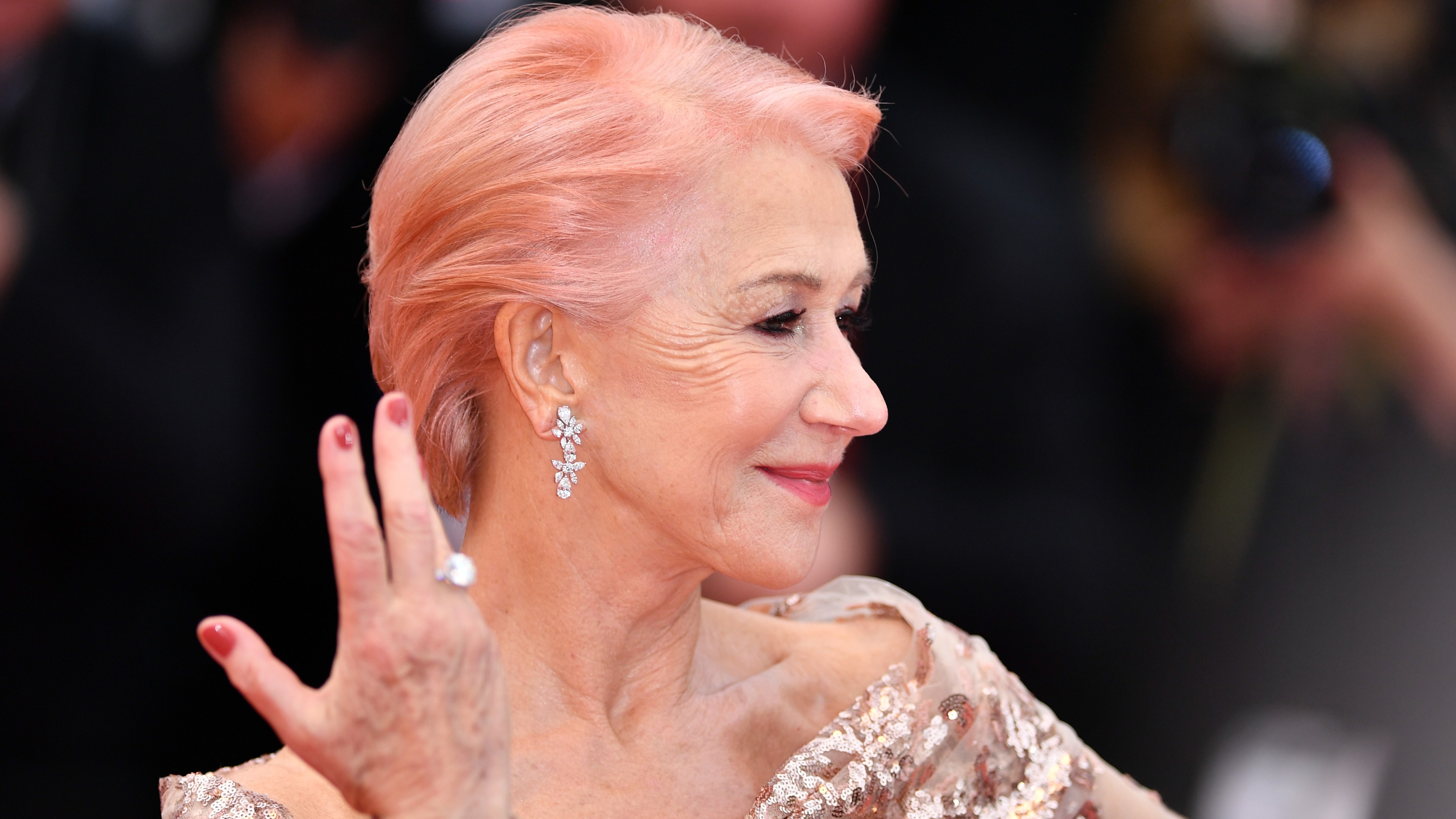 Helen Mirren revela su look favorito de la alfombra roja y no es el pelo rosa