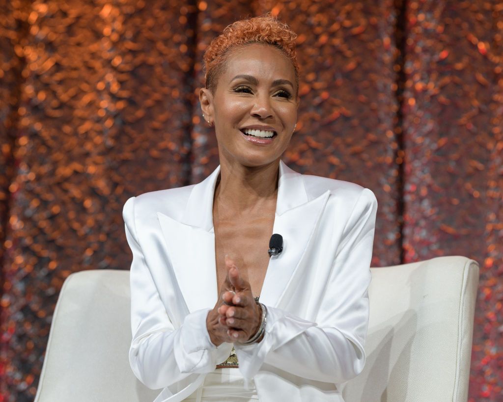 Jada Pinkett Smith dice que "Willow me obligó a hacerlo" en un nuevo selfie con la cabeza rapada en Instagram