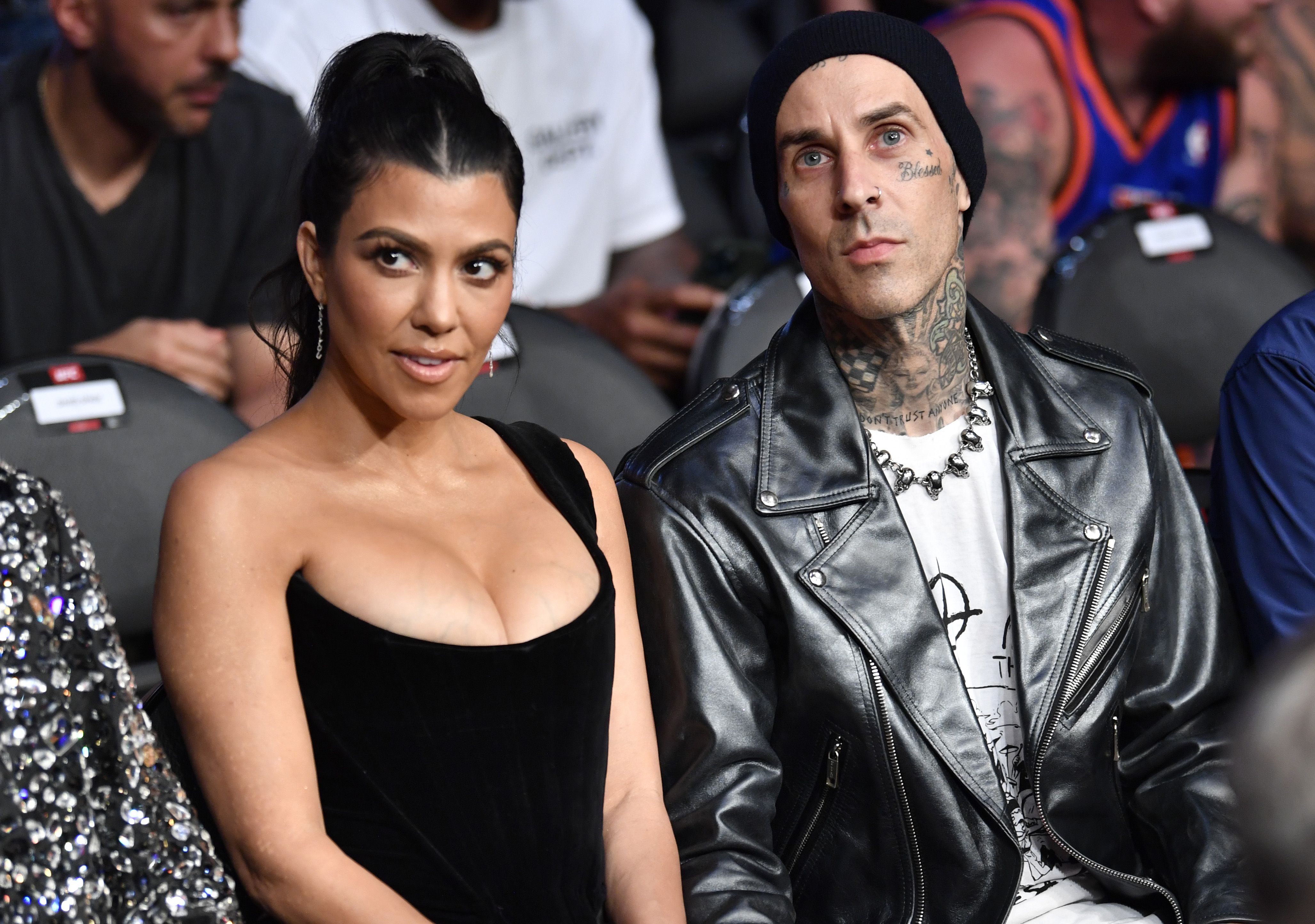 Kourtney Kardashian y Travis Barker se dan un beso de lengua ante las cámaras durante un partido de la UFC