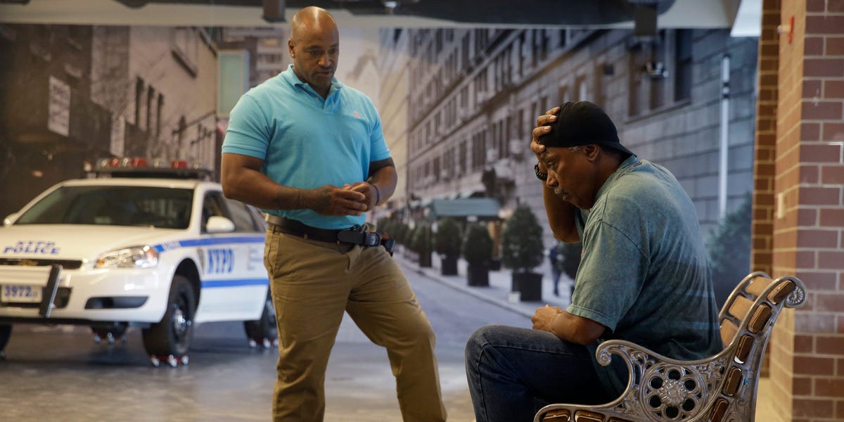 La ciudad de Nueva York envió equipos no policiales para responder a las llamadas de salud mental durante un mes. Los datos muestran que más personas recibieron ayuda y menos fueron hospitalizadas.