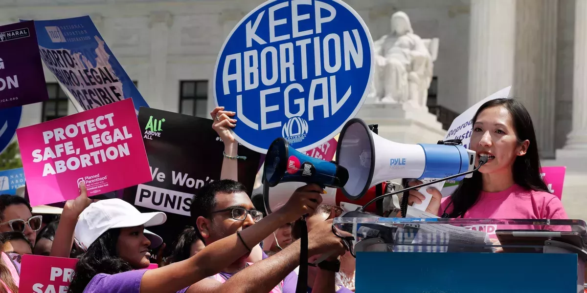 La ex presidenta de Planned Parenthood dijo que la organización quería utilizar su aborto para encubrir la verdadera razón de su salida