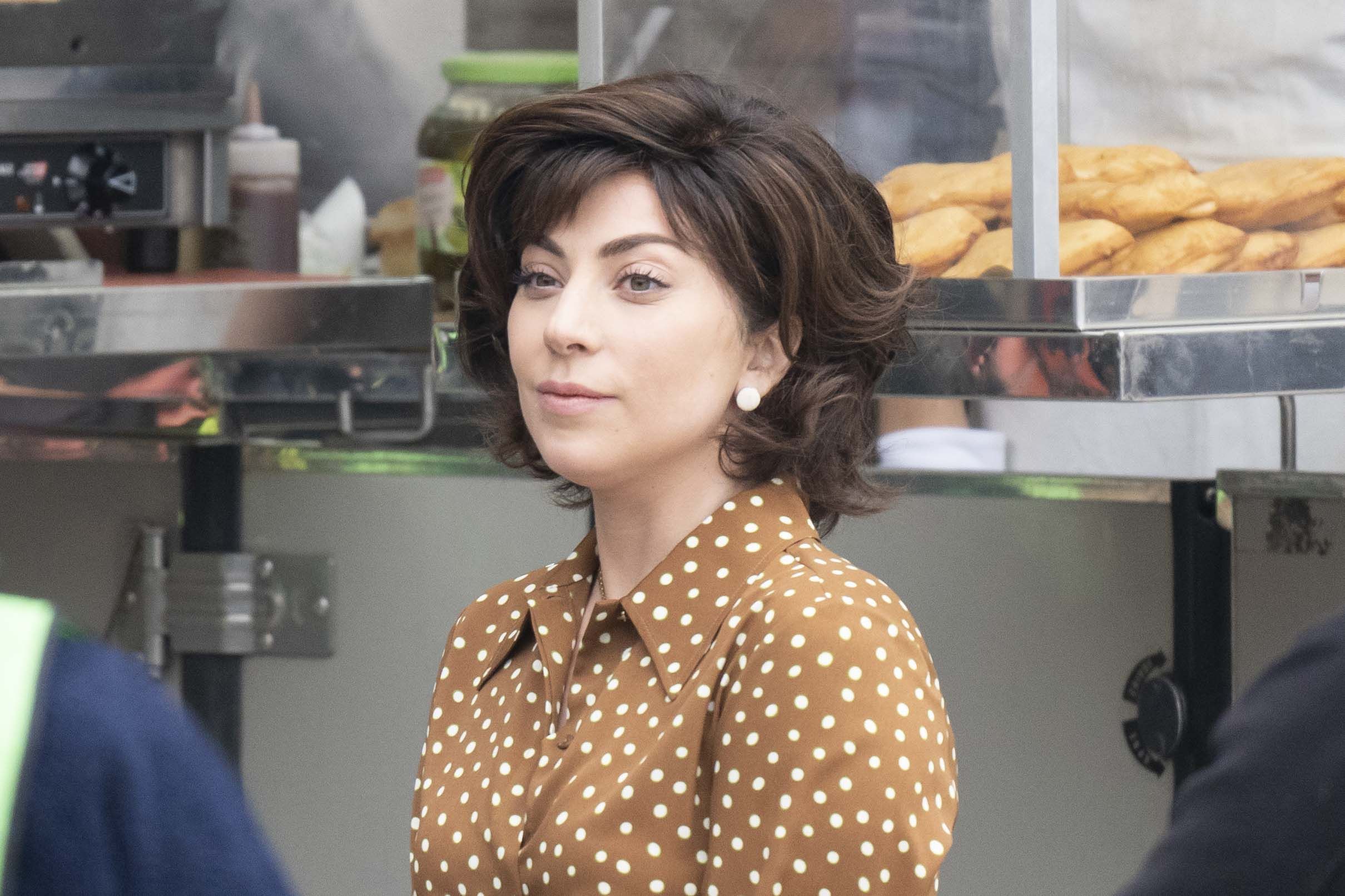 Lady Gaga se broncea y brilla en la cama en un nuevo selfie sin maquillaje en Instagram