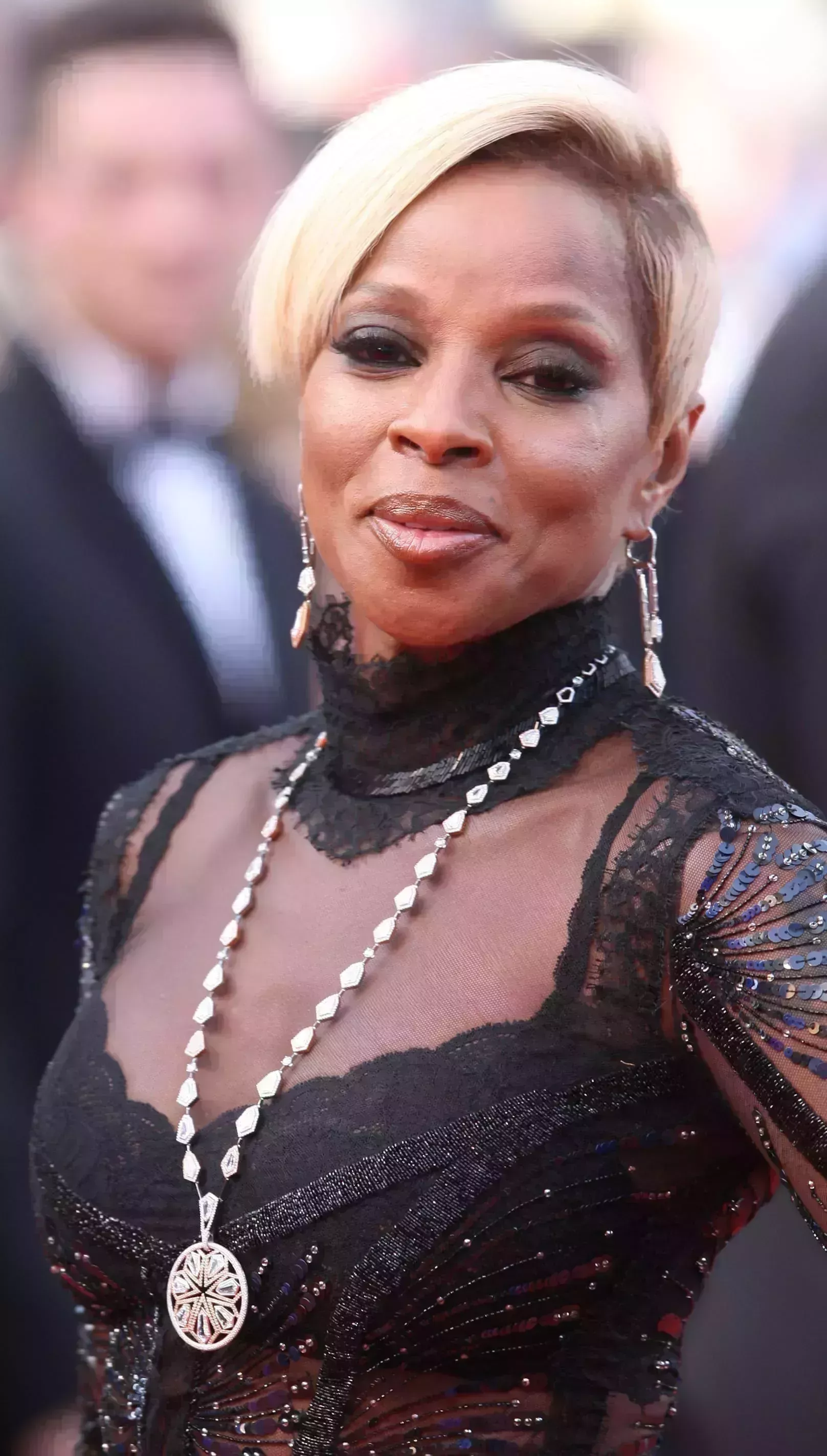Mary J. Blige’s Undercut with Side-Swept Top