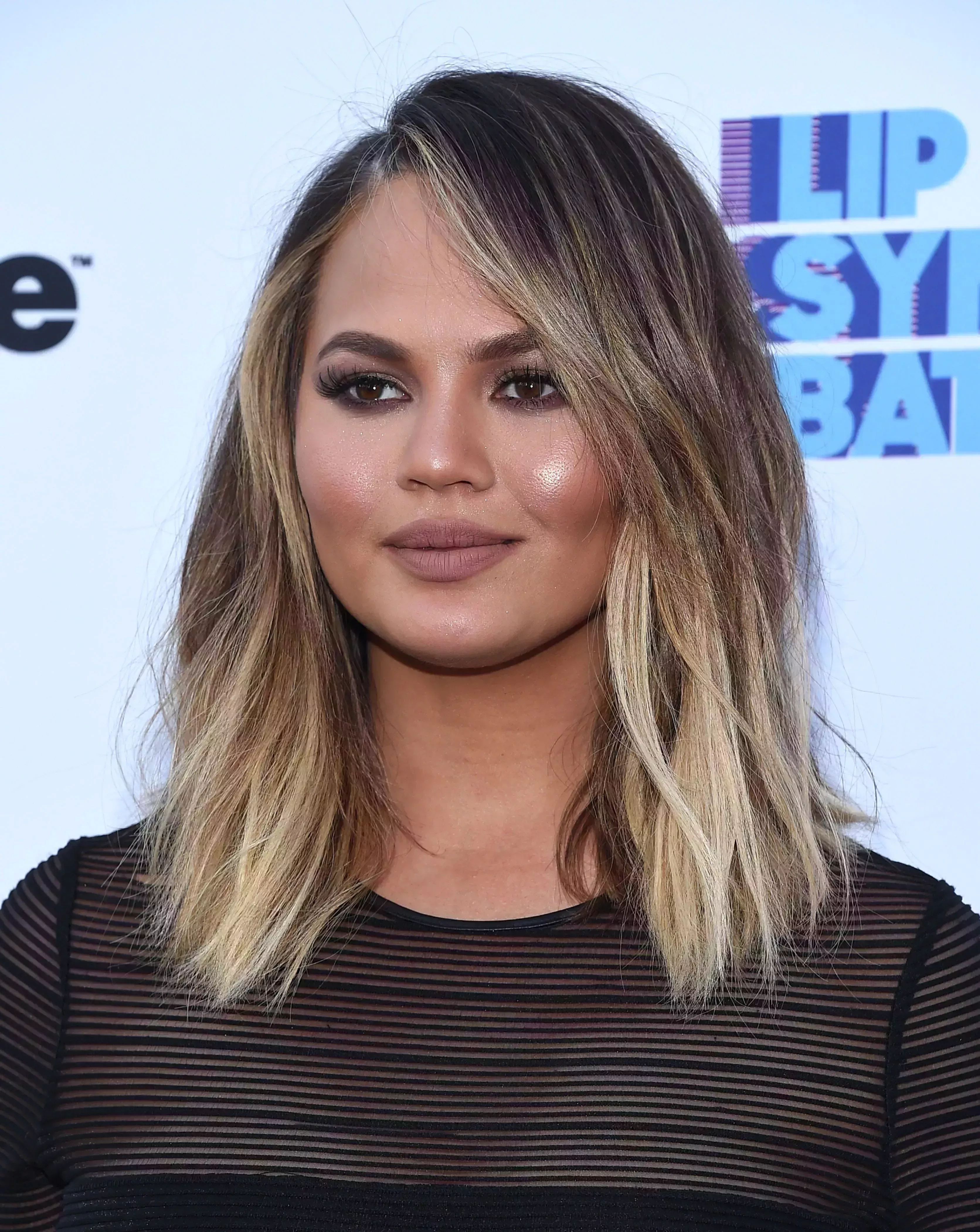 Chrissy Teigen’s Dark Brown to Blonde Ombre Shag