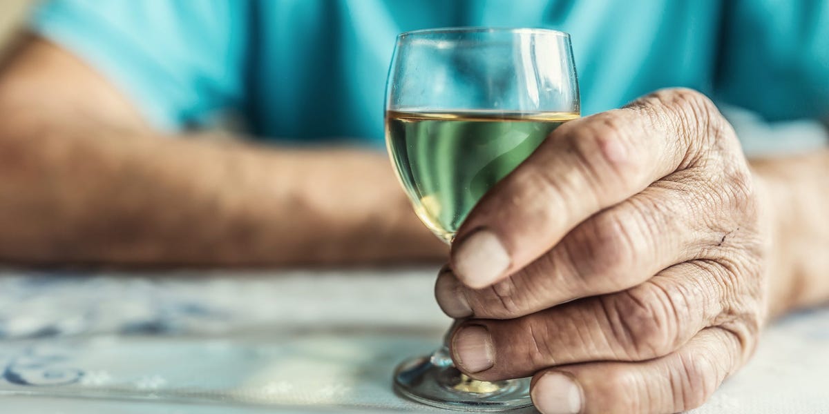 Tomar 1 o 2 bebidas alcohólicas al día aumenta el riesgo de cáncer al dañar el ADN, según un nuevo estudio