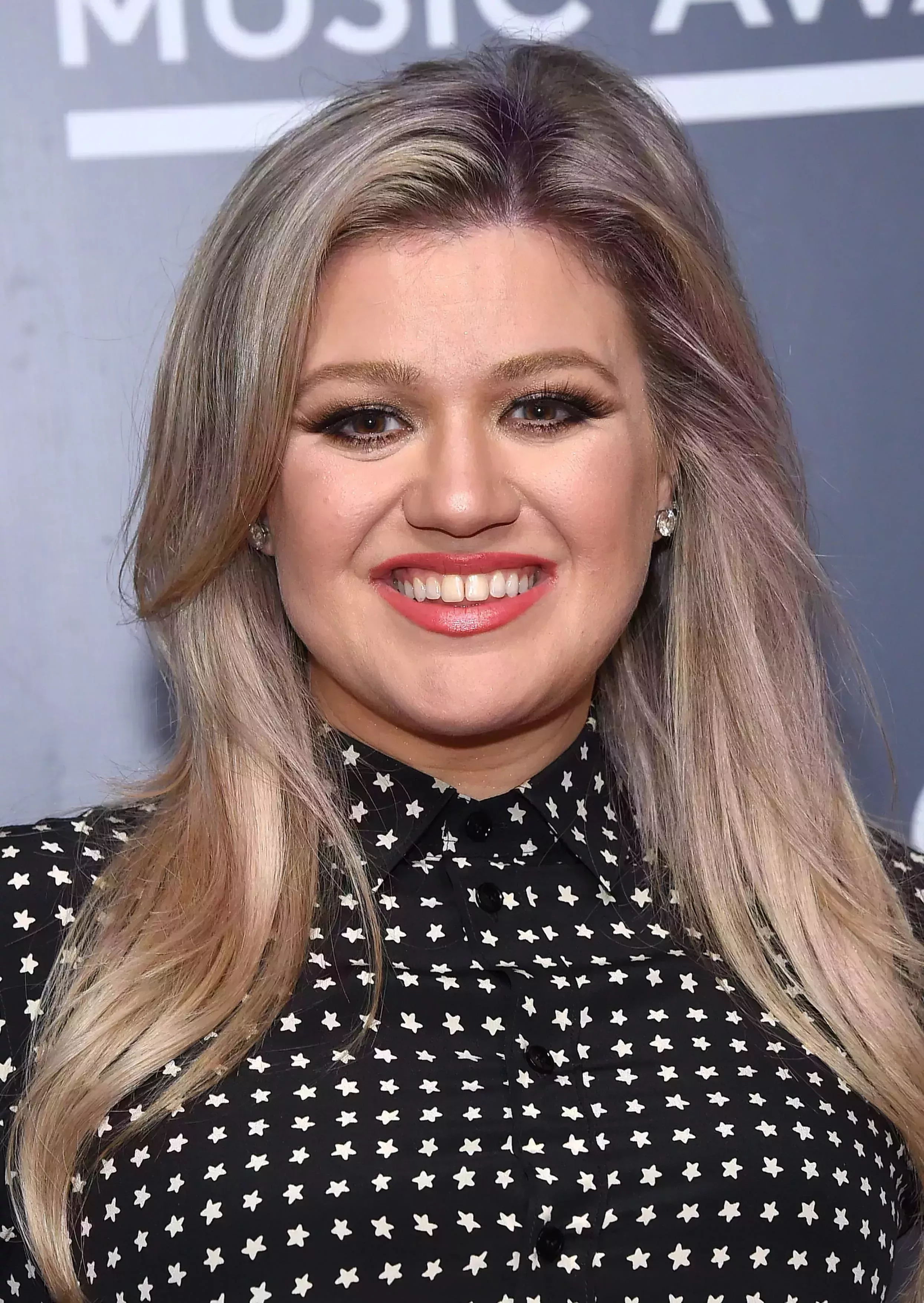 Kelly Clarkson With Trendy Ash Blond