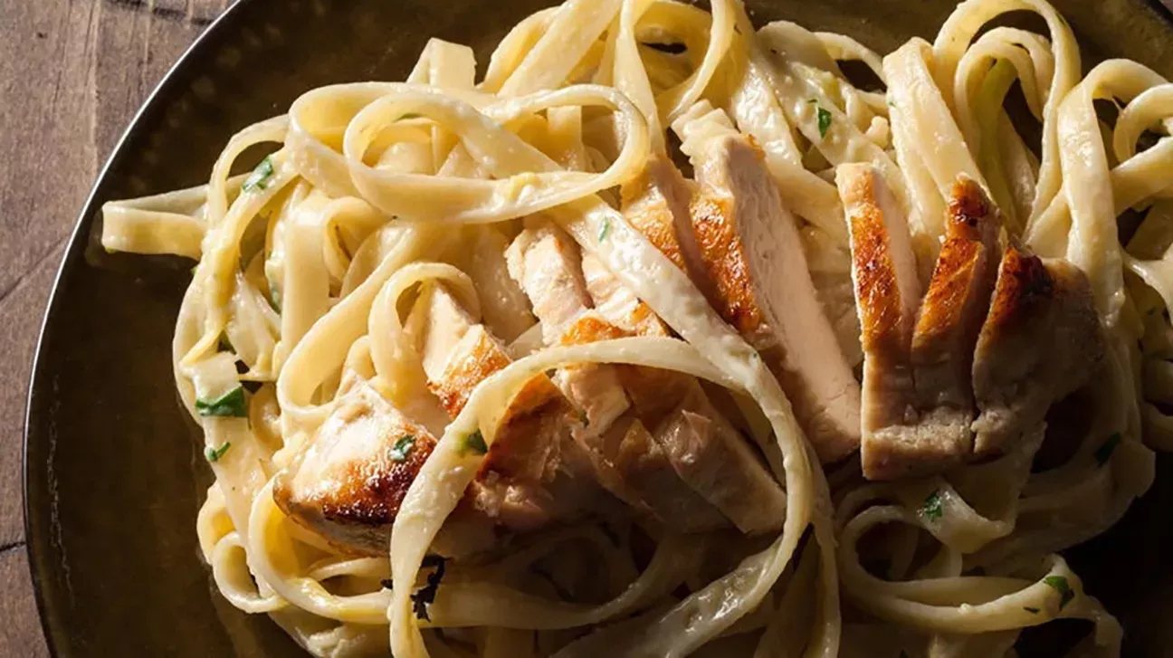 21 salsas para pasta sin tomate que puede preparar cuando esté cansado de la marinera