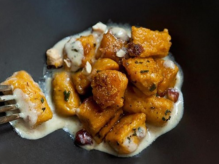 21 salsas para pasta sin tomate que puede preparar cuando esté cansado de la marinera