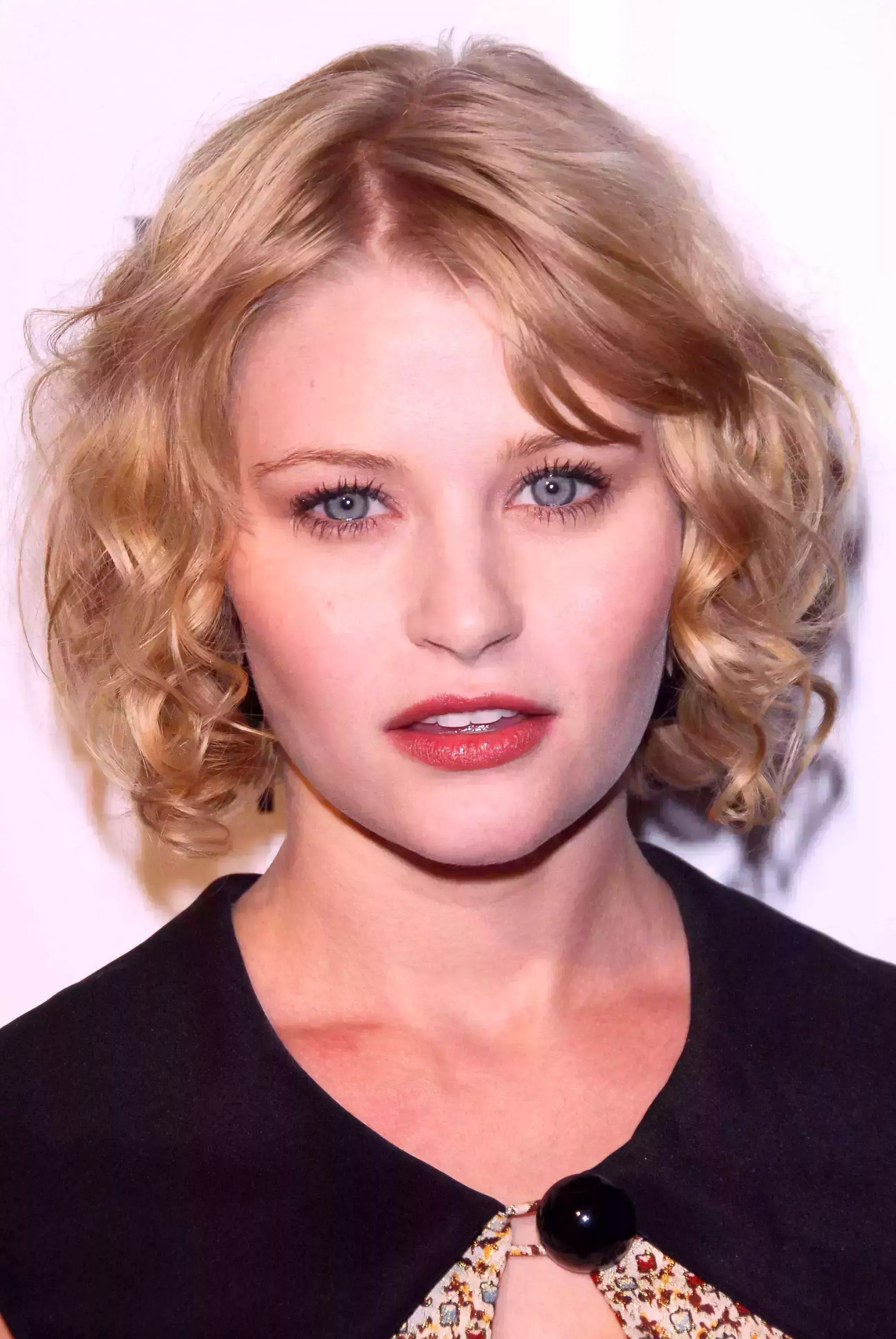 Mid Waved Short Hair by Emilie de Ravin