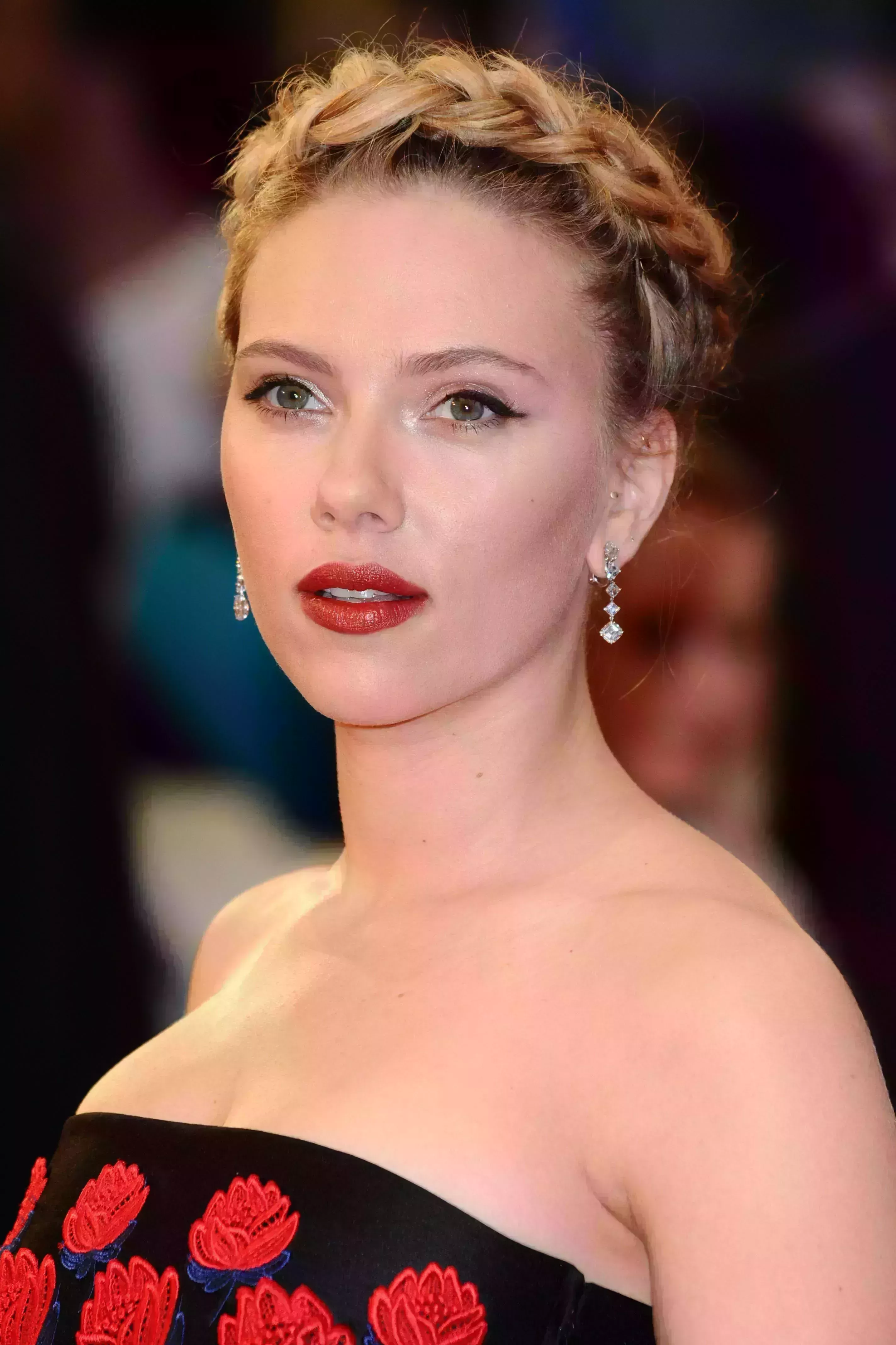 Charming Scarlett Johansson’s Tiara Braid