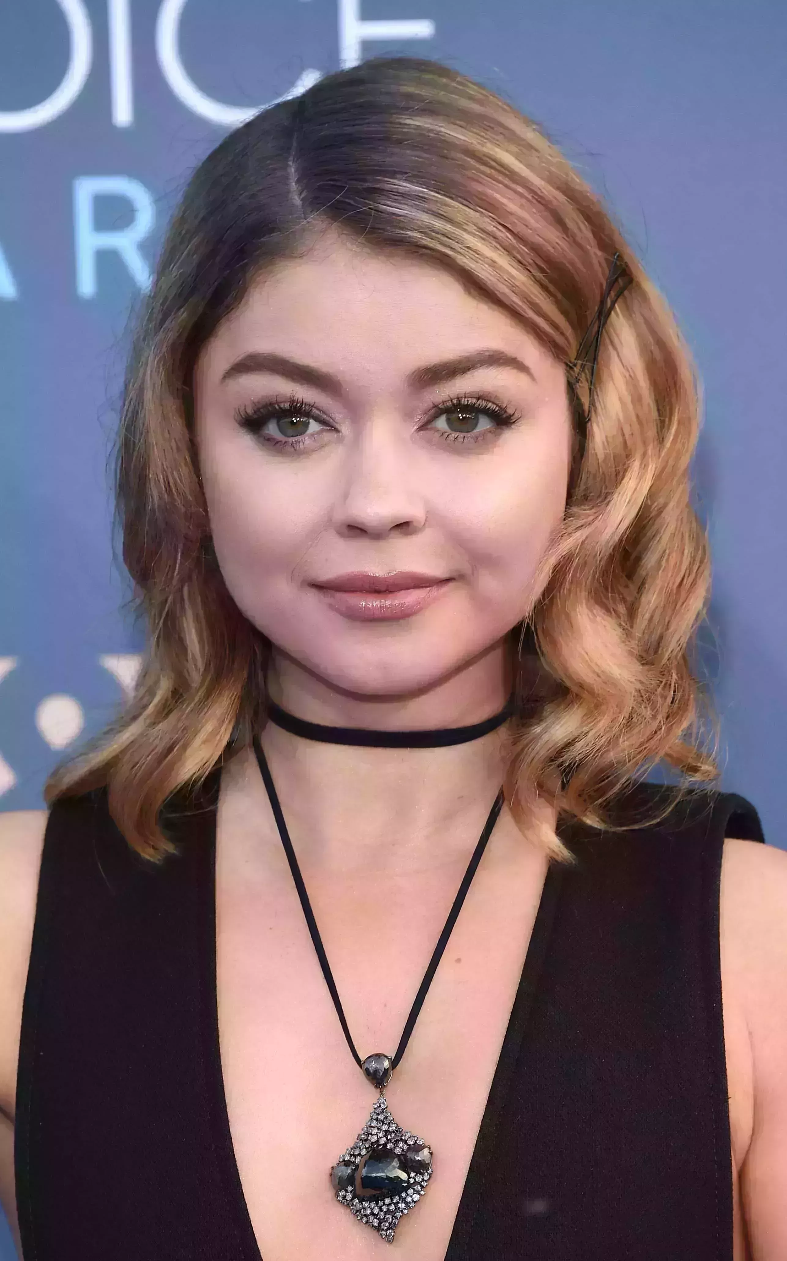 Sarah Hyland’s Long Bob with Side Part