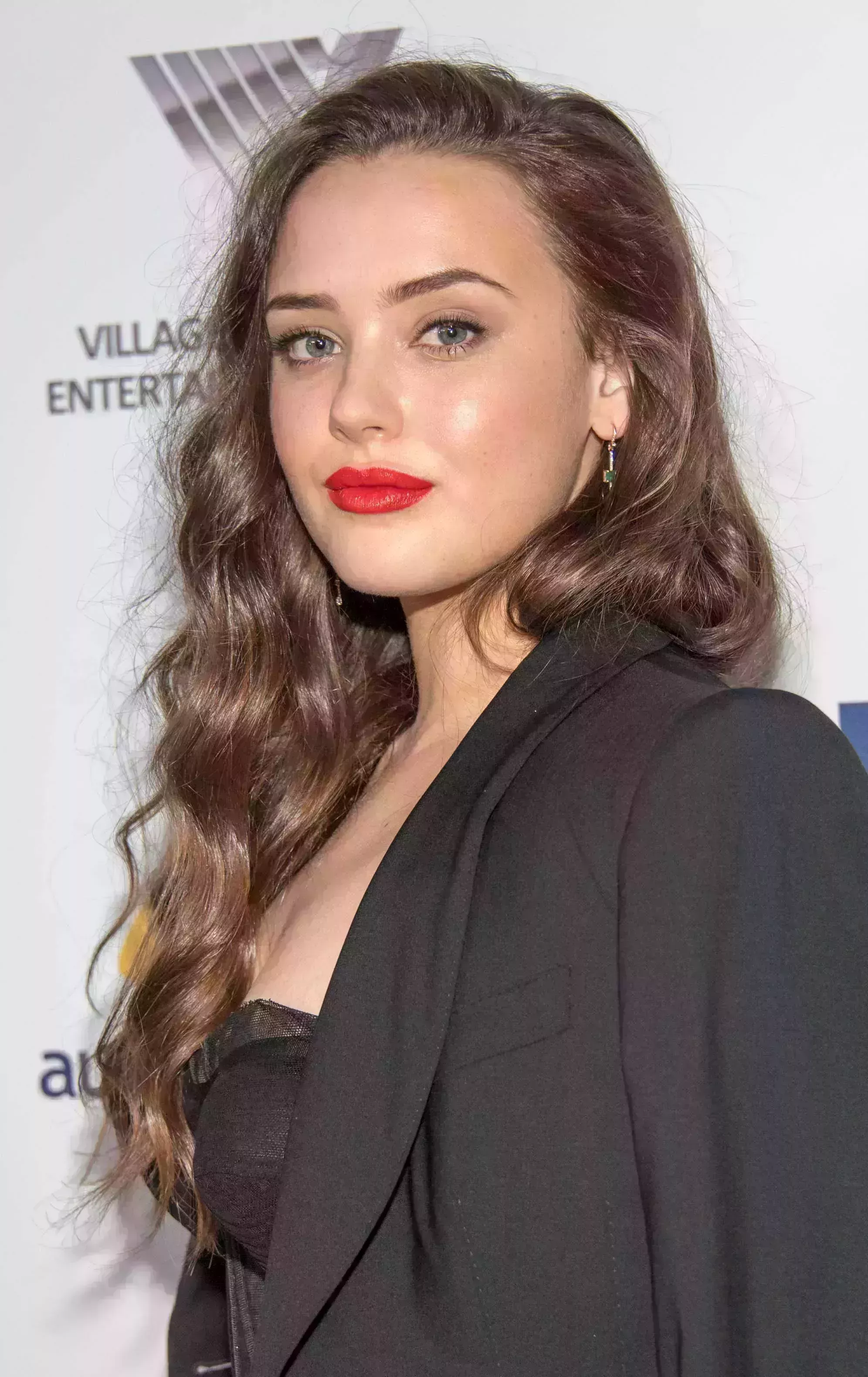 Katherine Langford’s Side Swept Relaxed Curls_