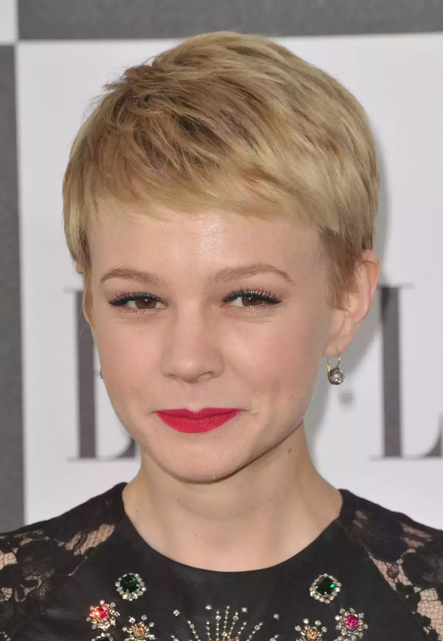 Carey Mulligan’s Angled Short Bangs