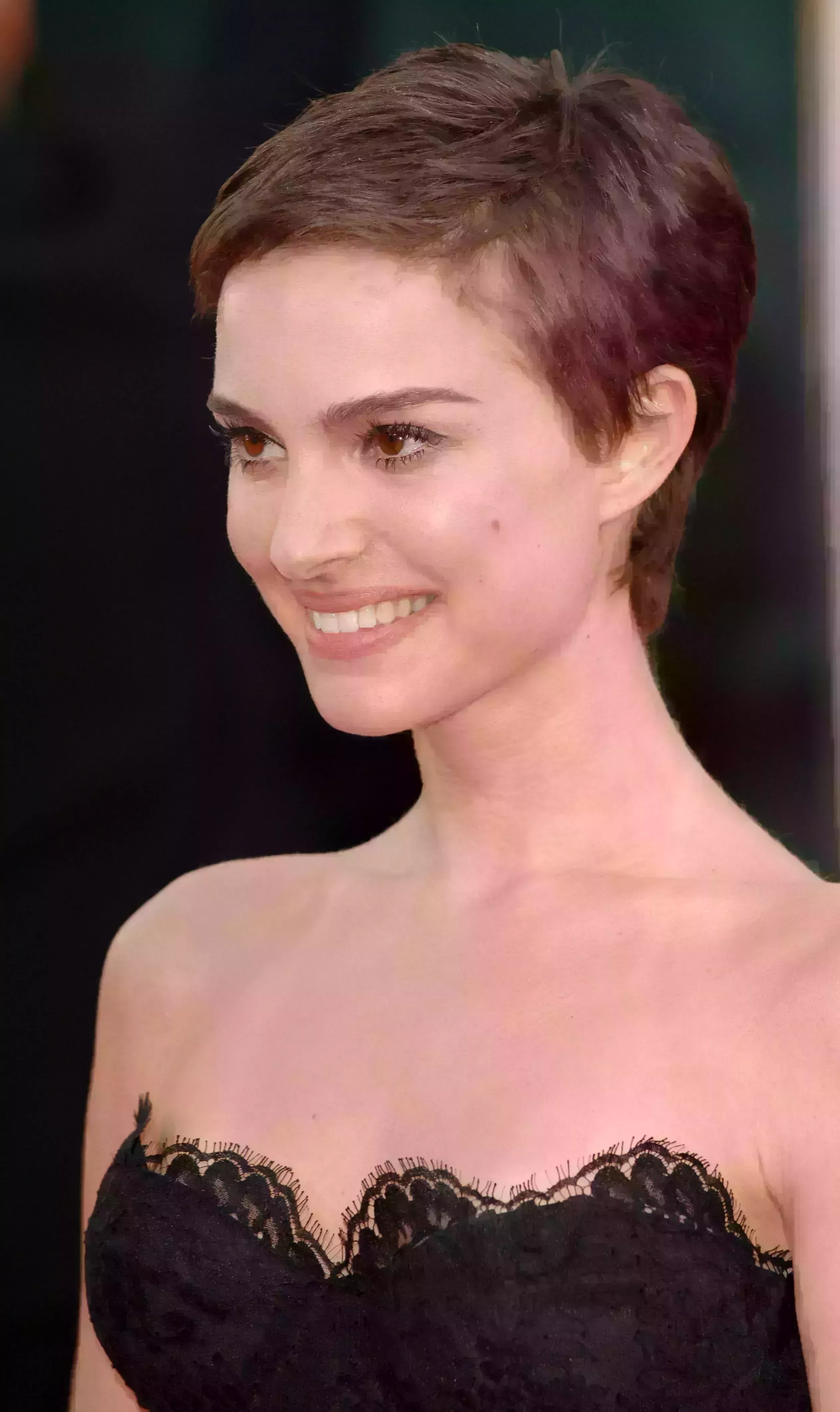 Natalie Portman’s Short Scissors Crop