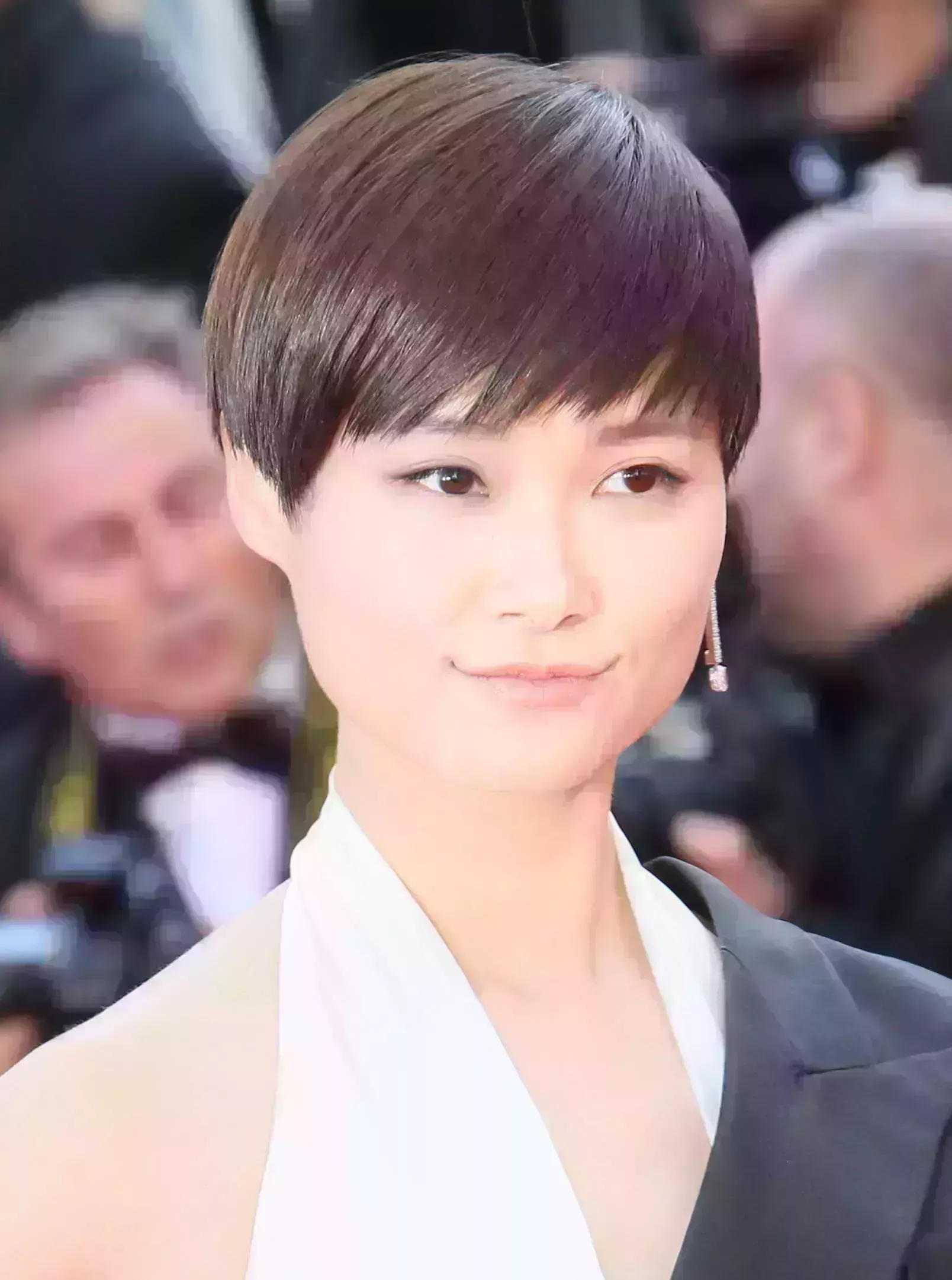 Li Yuchun’s Feathery Bangs and Short Crop