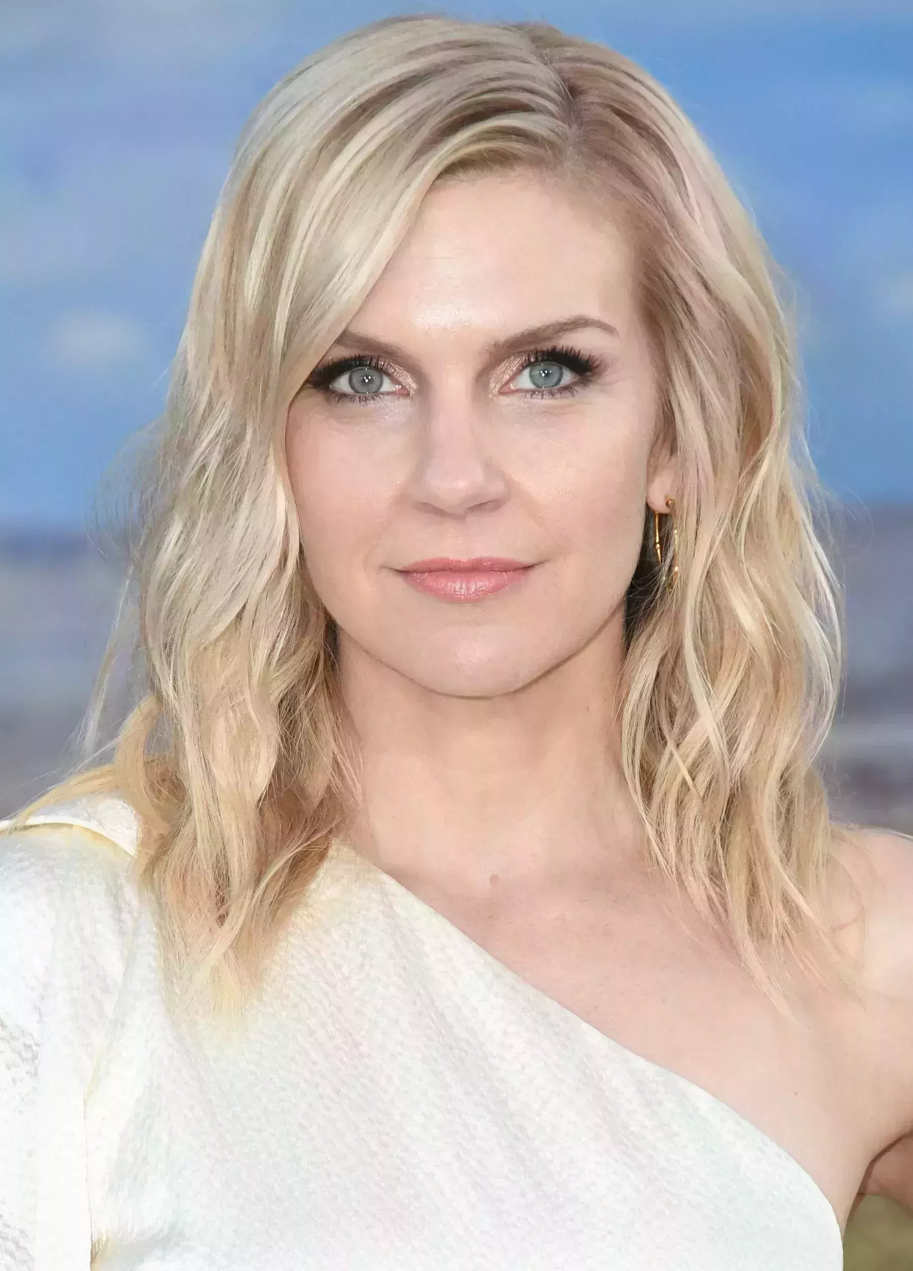 Rhea Seehorn’s Blonde Waves