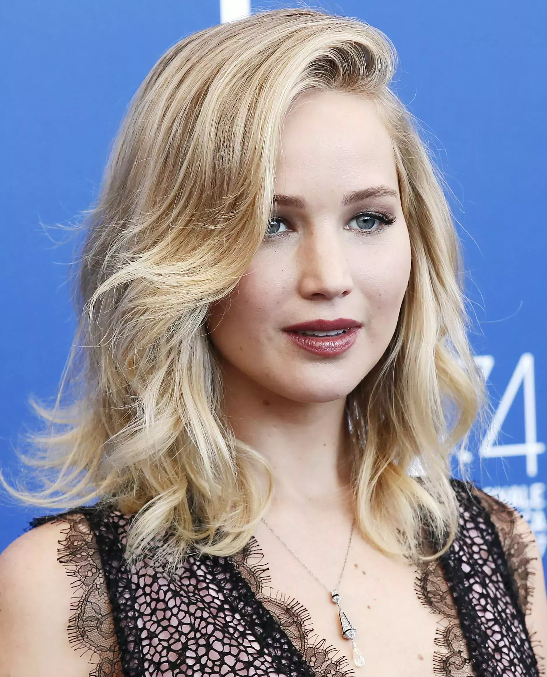 Jennifer Lawrence’s Side-Swept Layers