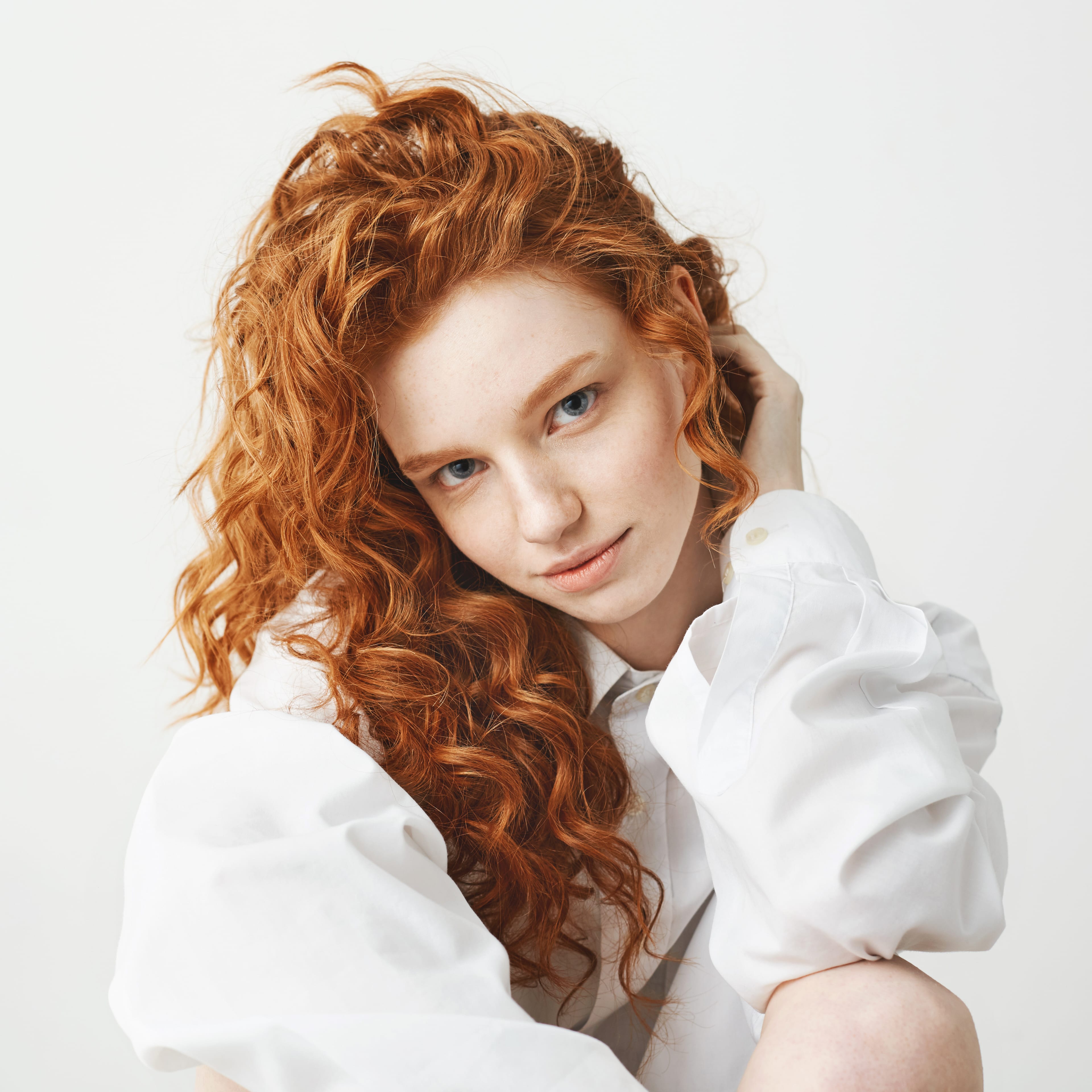 Cómo peinar el pelo rizado y conseguir volumen