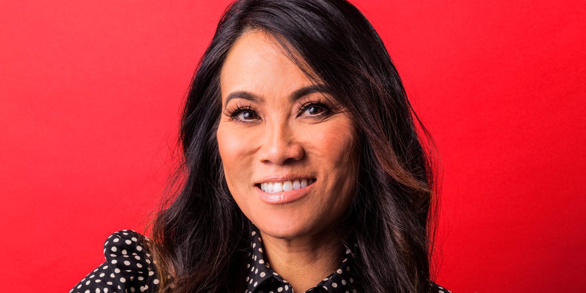 El Dr. Pimple Popper sacó lipomas del tamaño de una naranja del muslo y el cuello de un aficionado