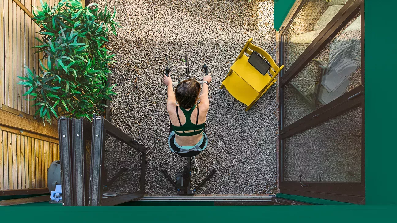 ¿Es el ciclismo de interior lo mismo que montar en bicicleta al aire libre?