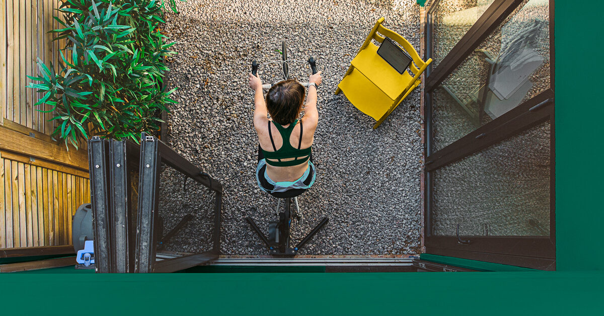¿Es el ciclismo de interior lo mismo que montar en bicicleta al aire libre?