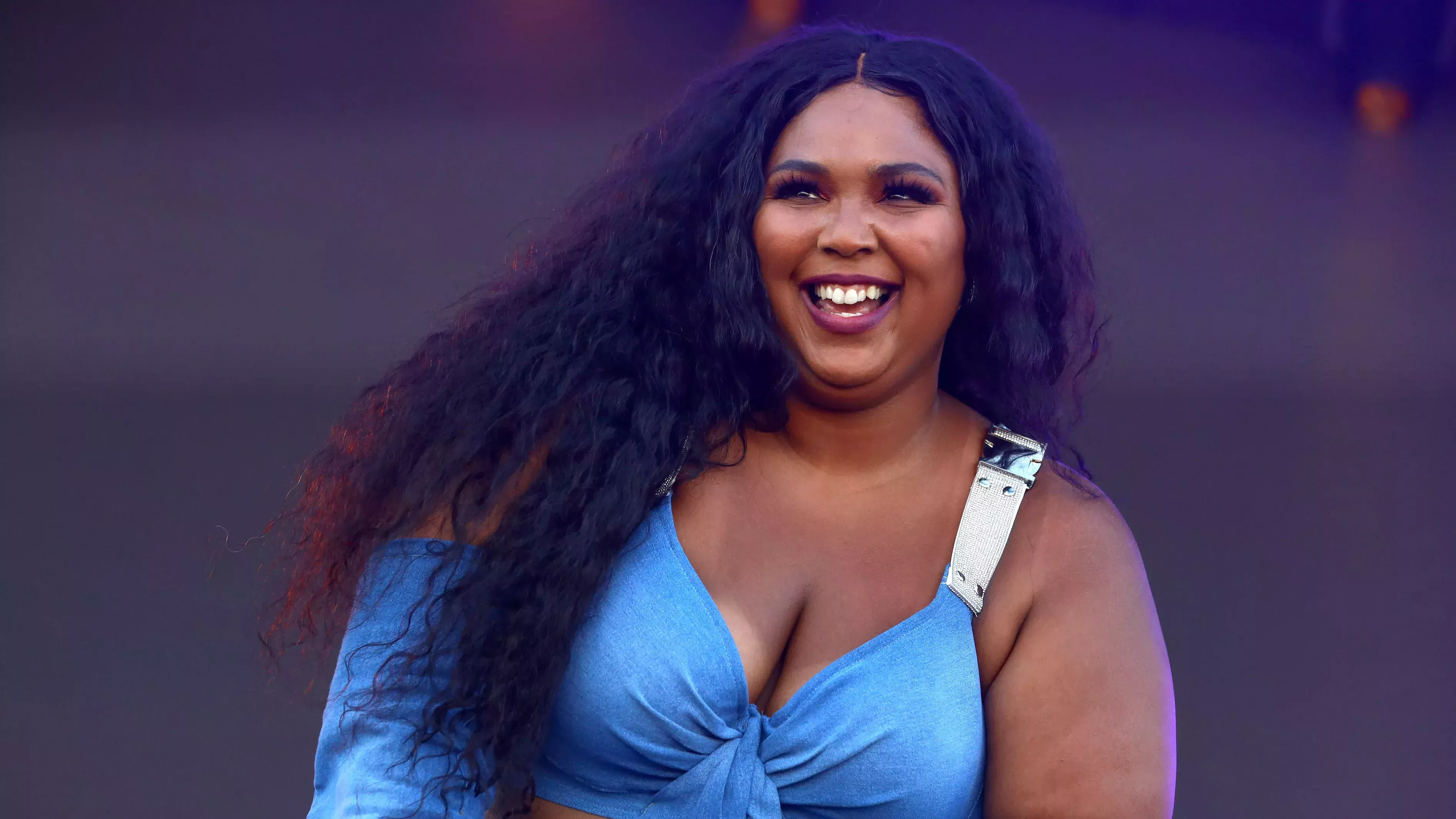 Espera, ¿cómo se nos pasó a todos el increíble afro de mariposa de Lizzo?