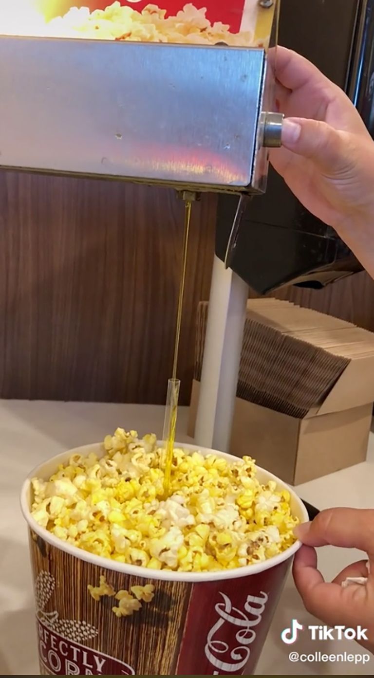 Este TikTok viral muestra un truco genial para untar las palomitas del cine con mantequilla