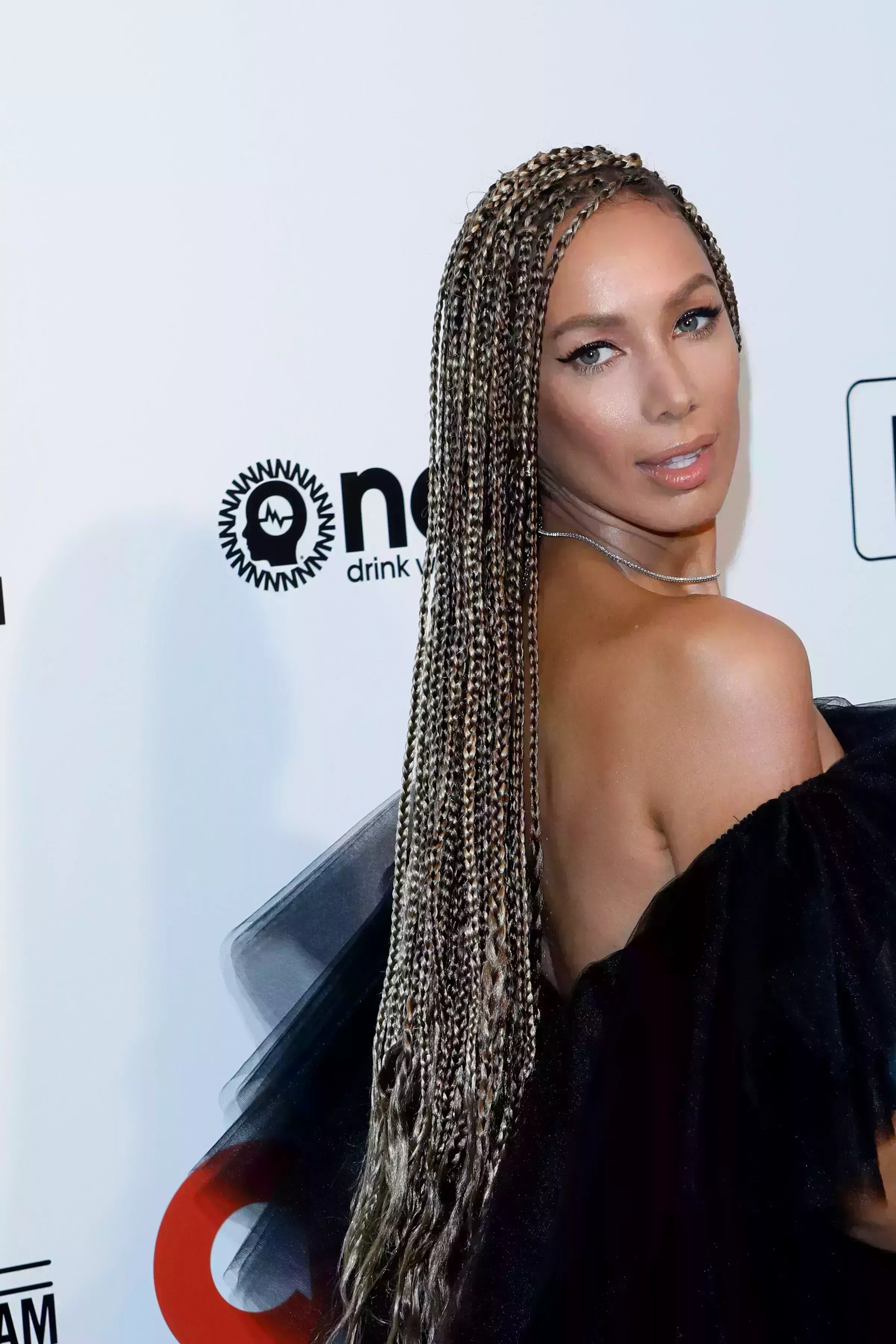 Leona Lewis’ Platinum Blonde Highlights on Dark Hair