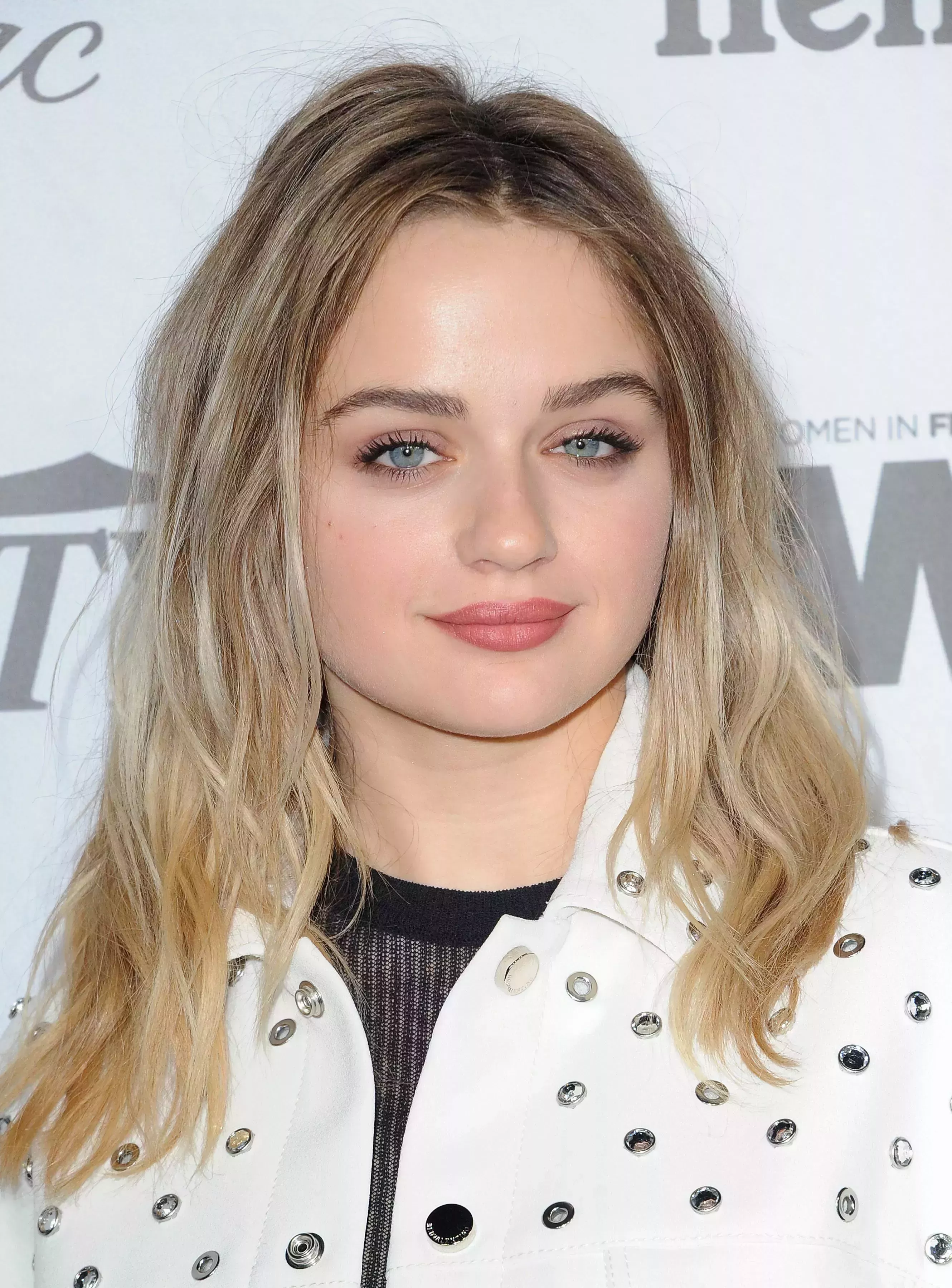 Joey King’s Blonde Balayage with Dark Roots