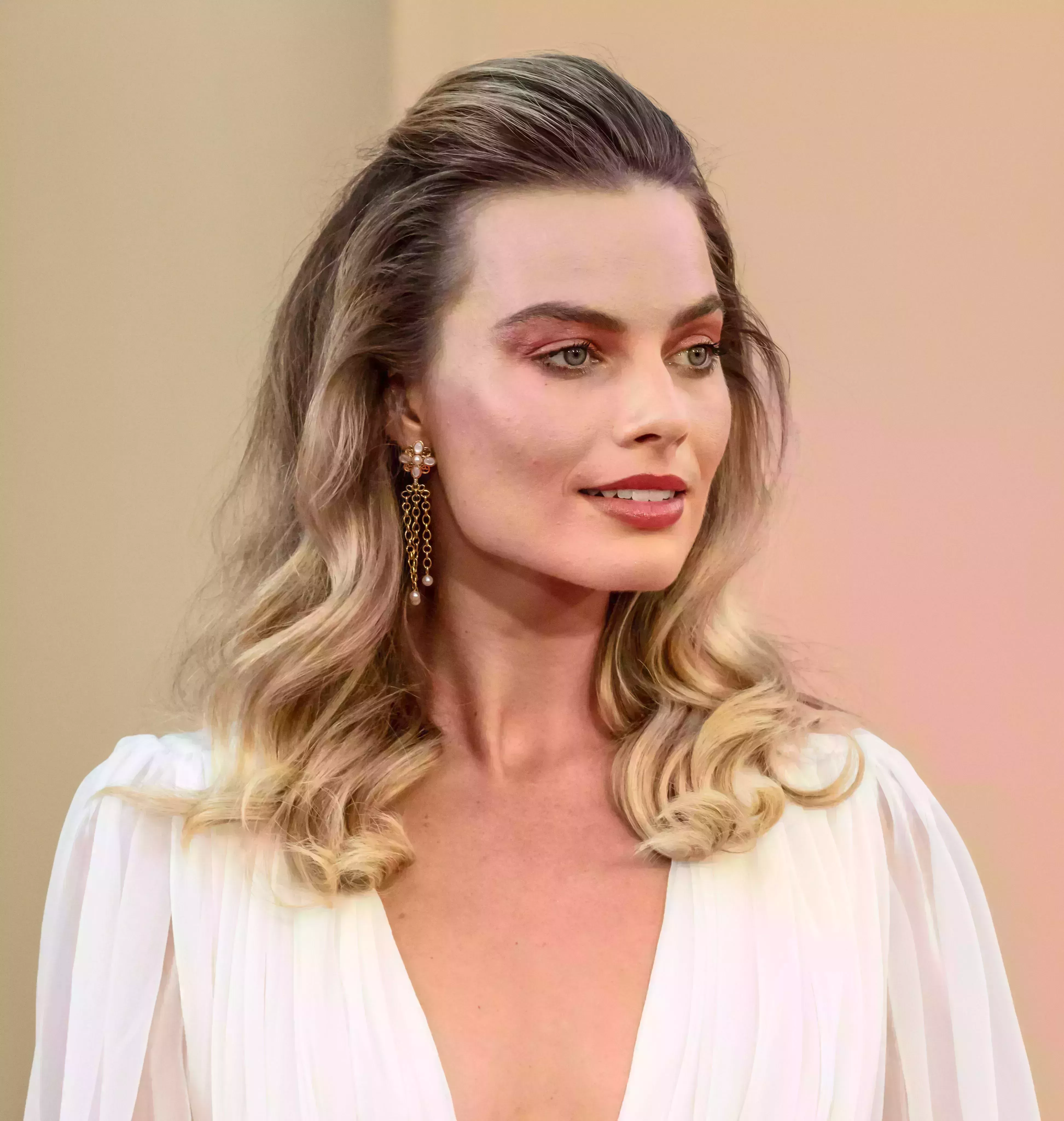 Margot Robbie’s Brown to Blonde Balayage